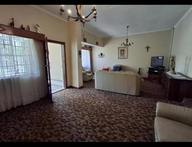 6 BEDROOM HOUSE FOR SALE IN BEZUIDENHOUT VALLEY